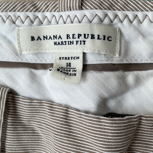 Banana Republic shorts with little flicks of gold shimmer. Size: 14. - Picture 2 of 4